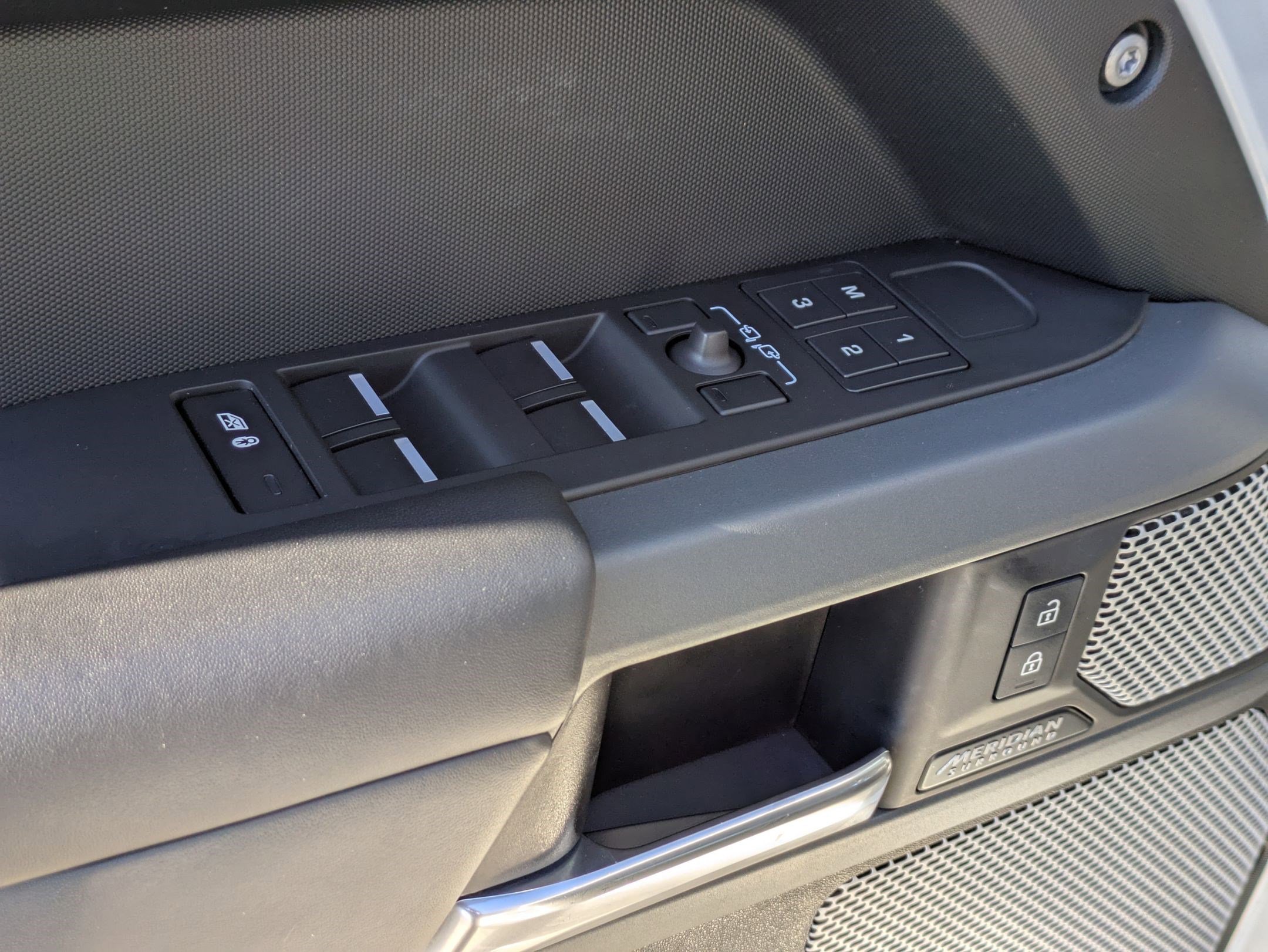 Used 2023 Land Rover Defender 130 X-Dynamic SE image 13