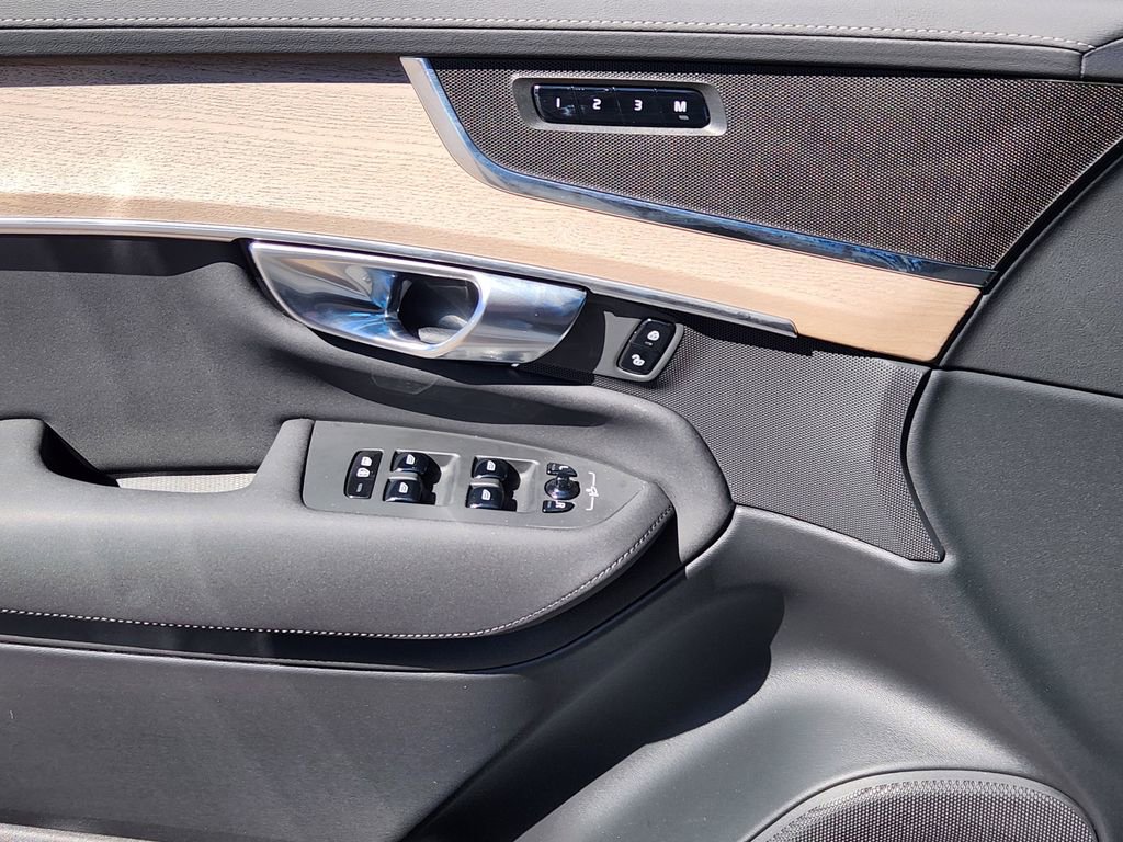 New 2025 Volvo XC90 B6 Core w/ Protection Package Premier image 12