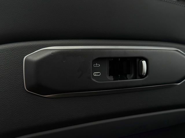 Used 2026 BMW X7 xDrive40i w/ M Sport Package image 26