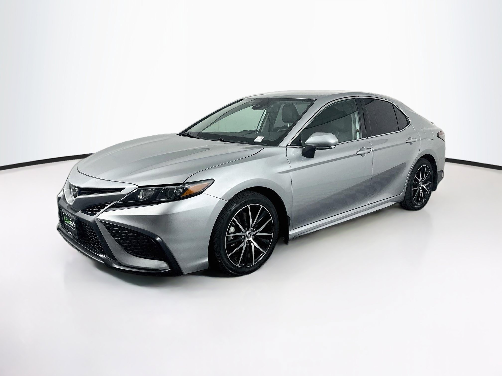 Used 2023 Toyota Camry SE FWD image 3