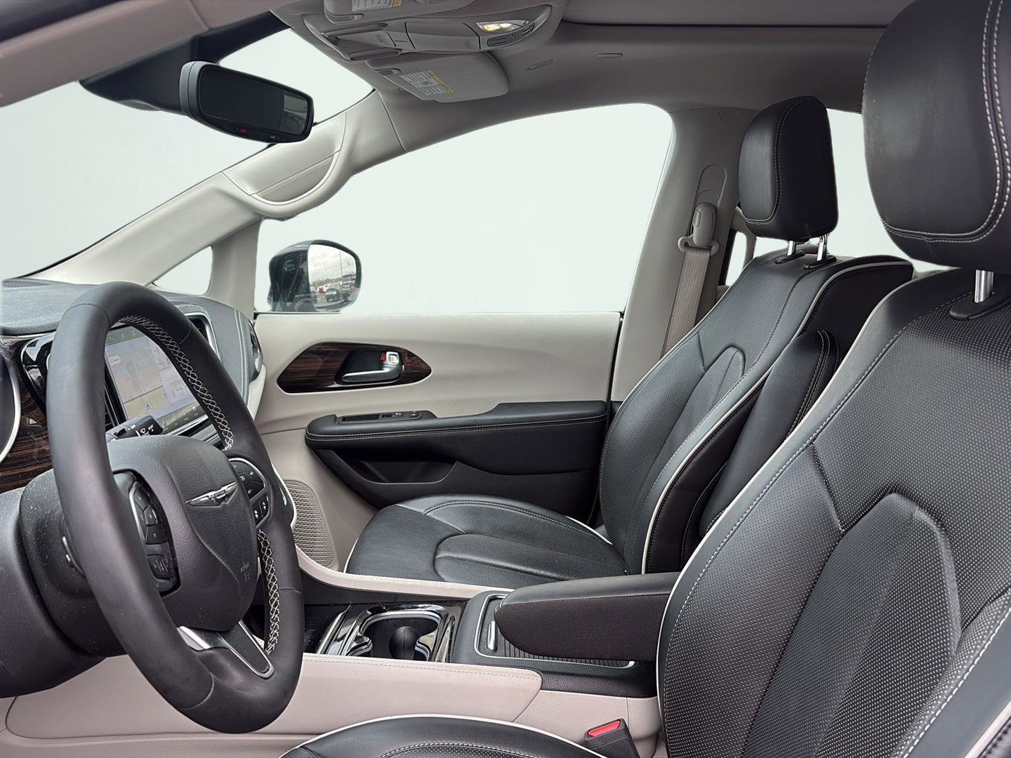 Used 2023 Chrysler Pacifica Limited w/ Uconnect Theater Family Group image 13