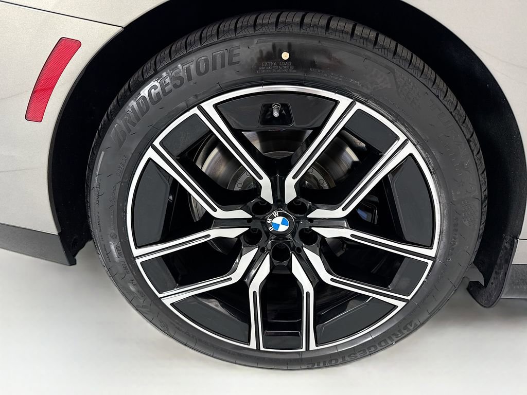 Certified 2025 BMW i7 eDrive50 w/ M Sport Package RWD image 32