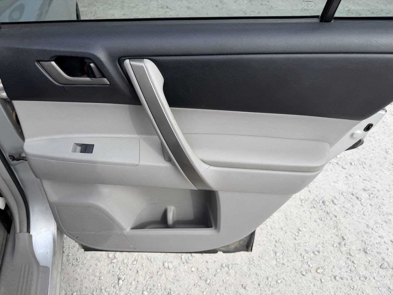 Used 2010 Toyota Highlander SE image 18