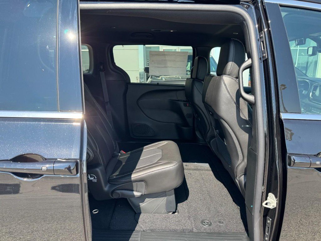 New 2027 Chrysler Pacifica Select FWD image 7