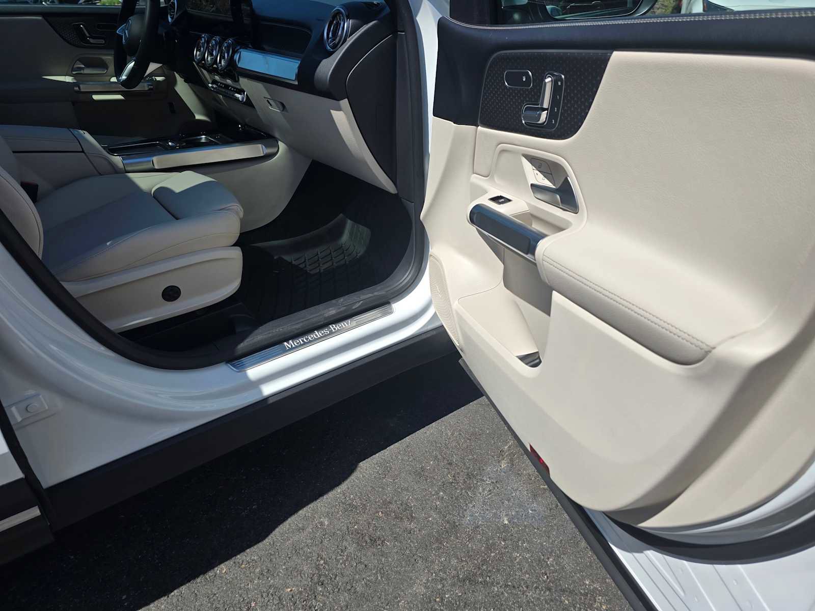 Used 2025 Mercedes-Benz GLB 250 4MATIC image 10