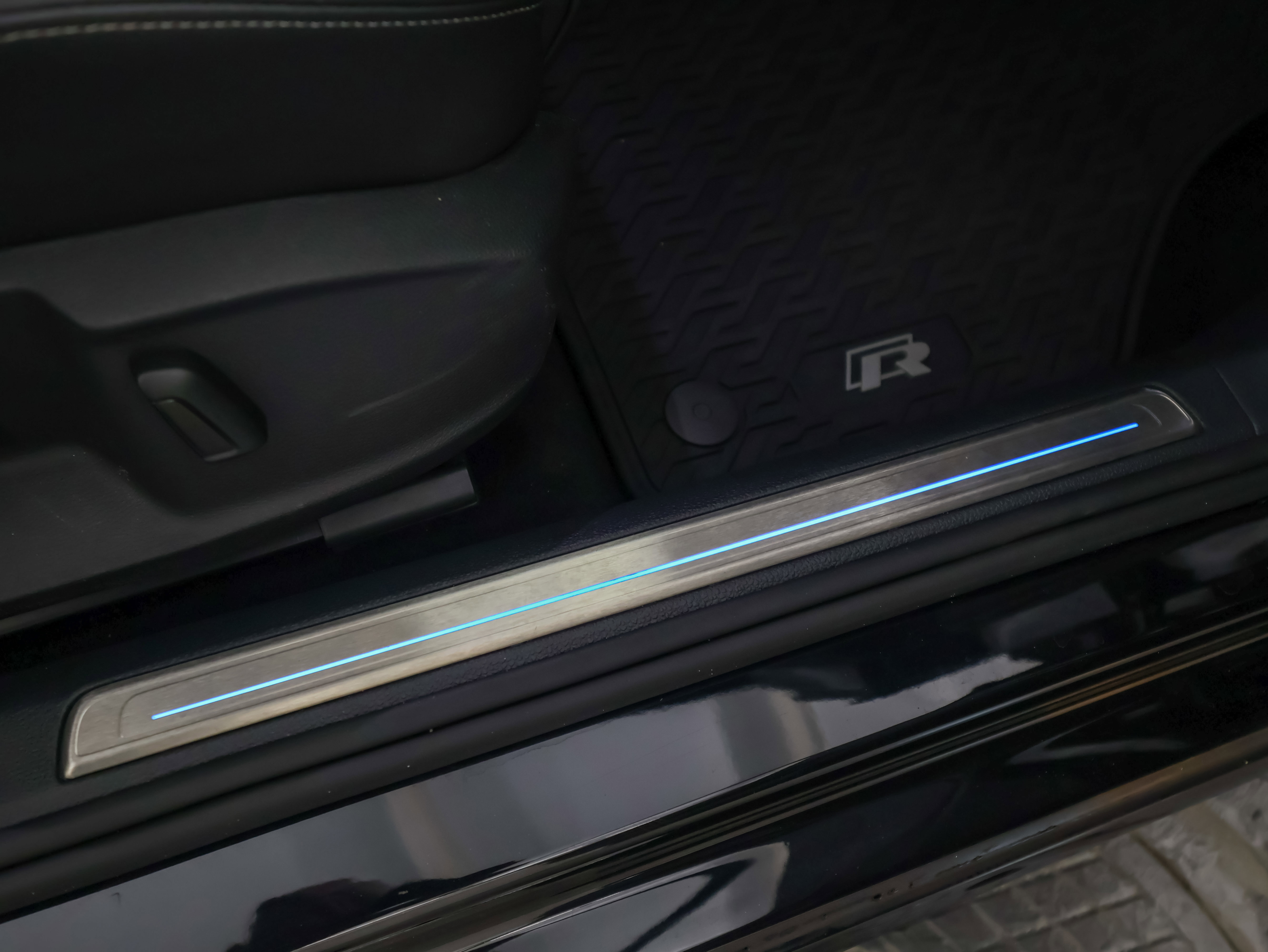Used 2019 Volkswagen Golf R 4-Door image 45