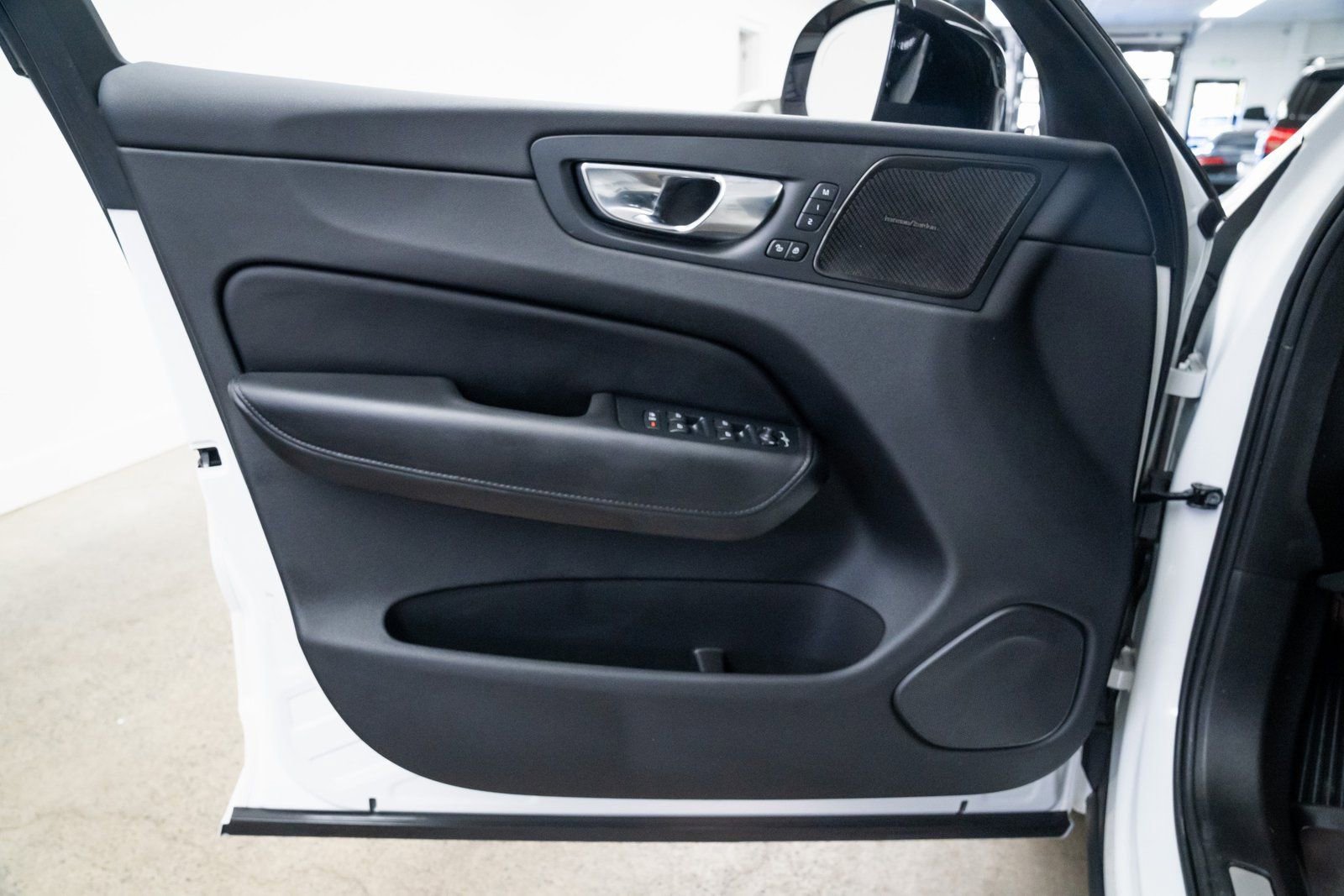 Used 2024 Volvo XC60 T8 Plus image 17