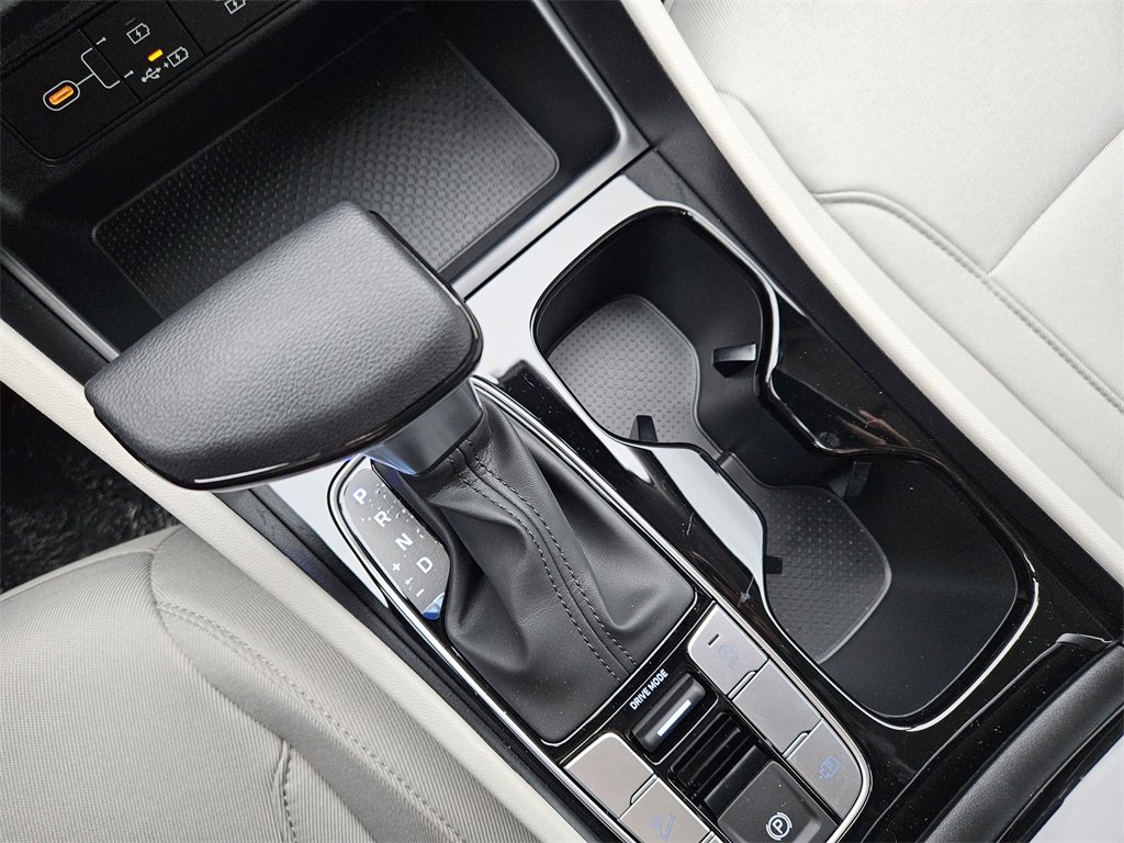 Used 2025 Hyundai Tucson SE image 16