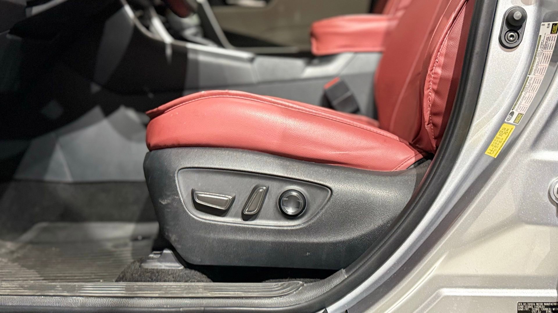 Used 2025 Toyota RAV4 XLE w/ Convenience Package image 39