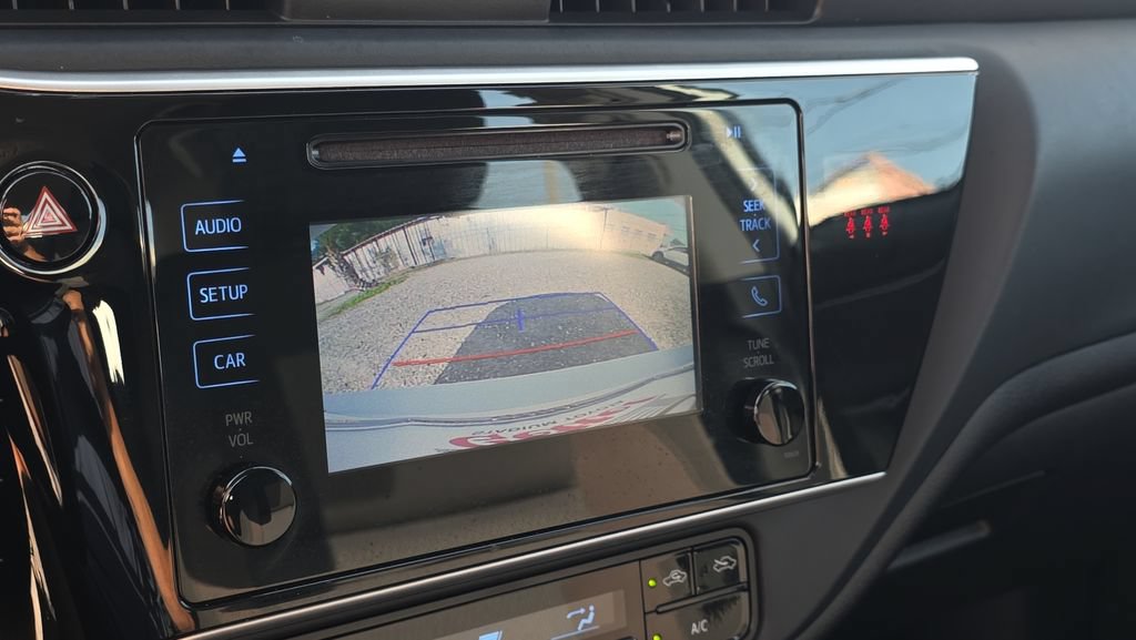 Used 2018 Toyota Corolla LE FWD image 17