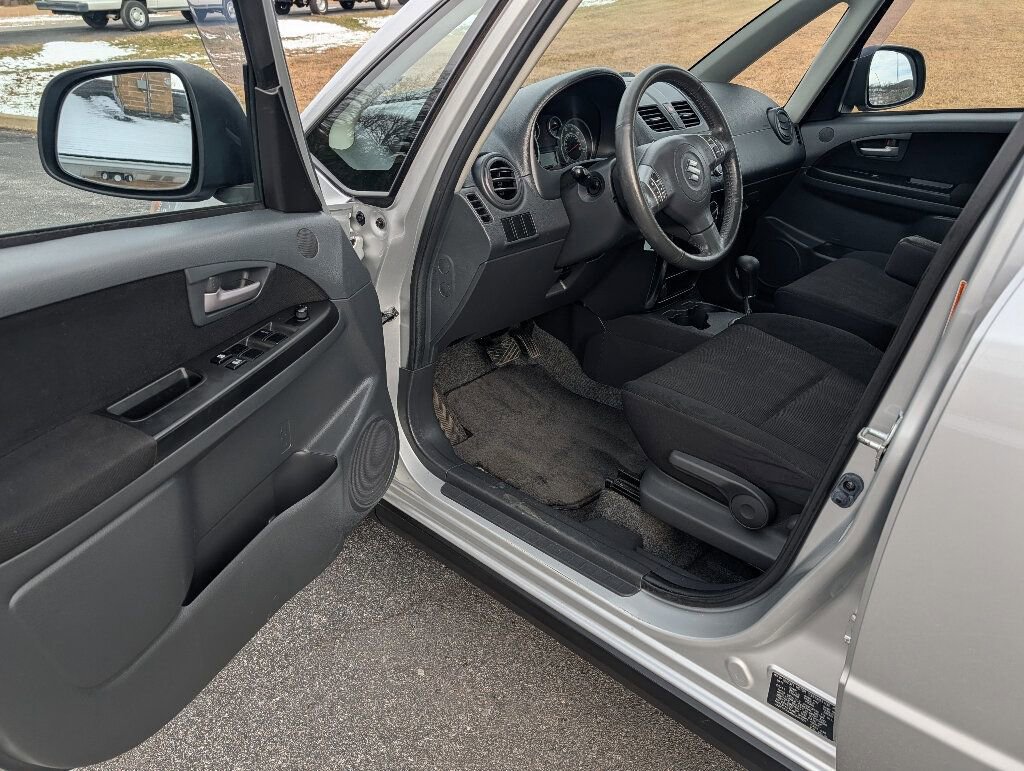 Used 2011 Suzuki SX4 AWD Hatchback image 23