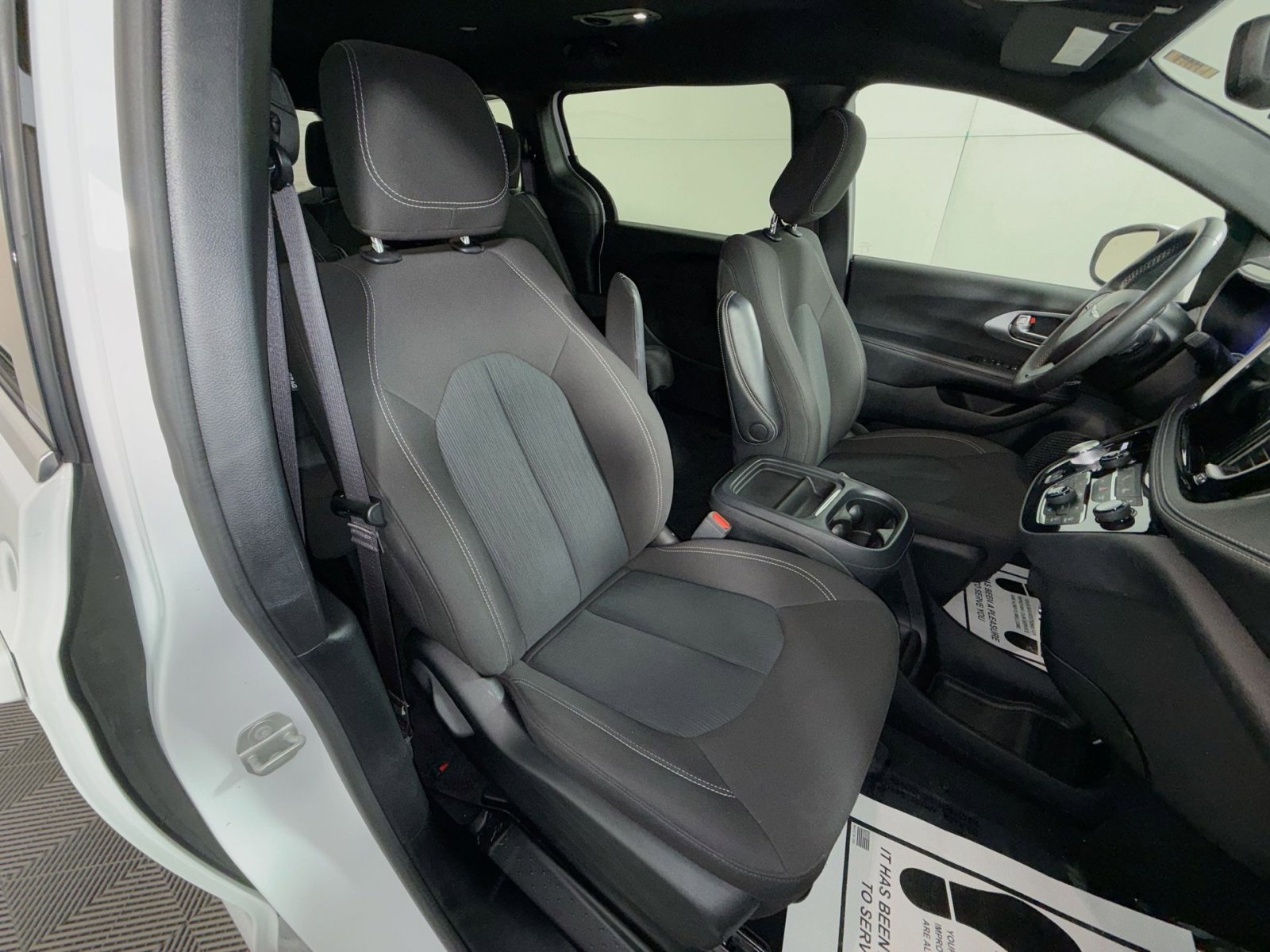 Used 2023 Chrysler Pacifica Touring FWD image 26