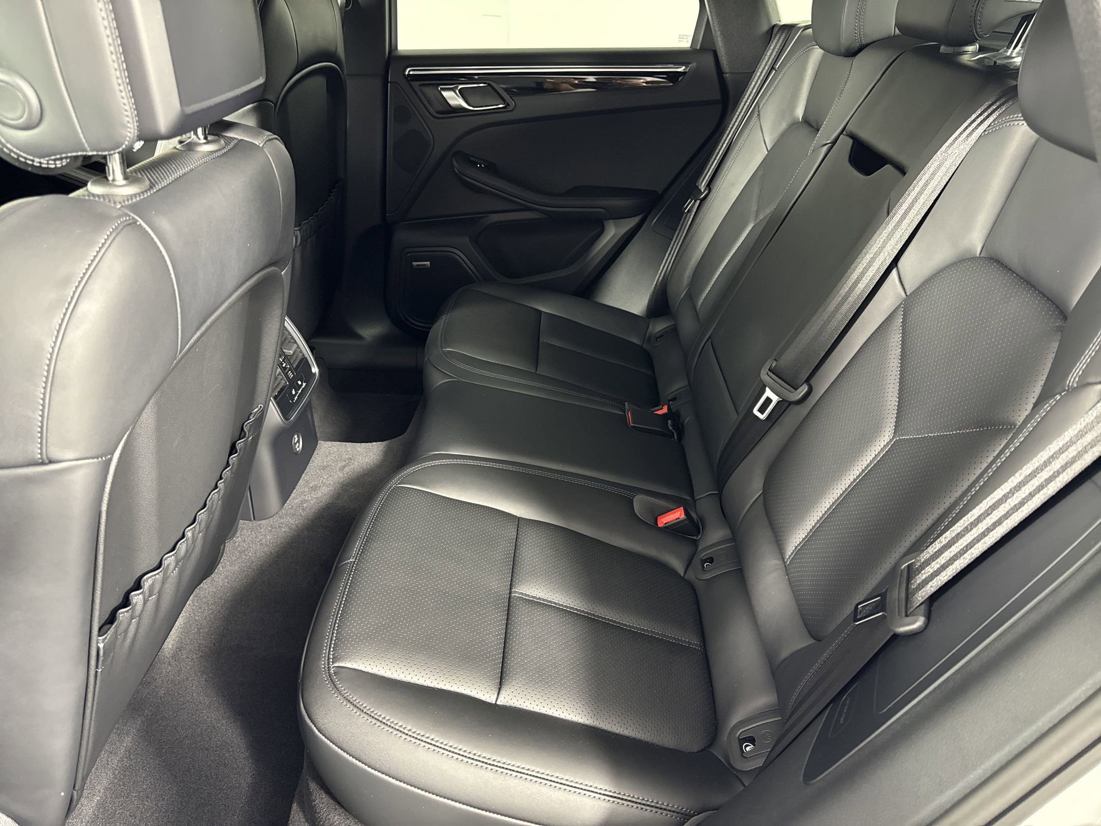 Certified 2025 Porsche Macan image 24