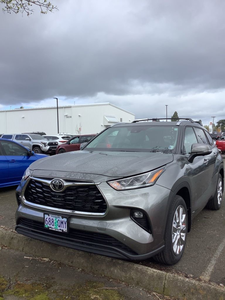 Certified 2025 Toyota Highlander Limited image 1