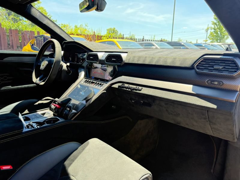 Used 2023 Lamborghini Urus Performante AWD/4WD image 33