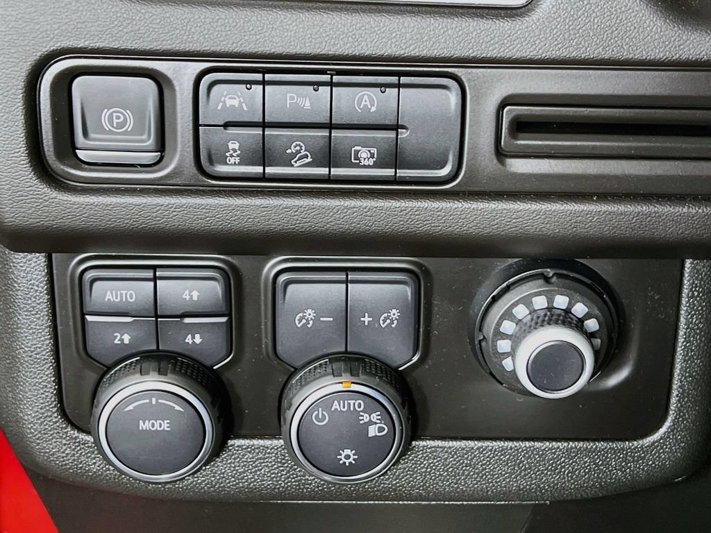 Used 2023 Chevrolet Suburban Z71 w/ Luxury Package AWD/4WD image 9
