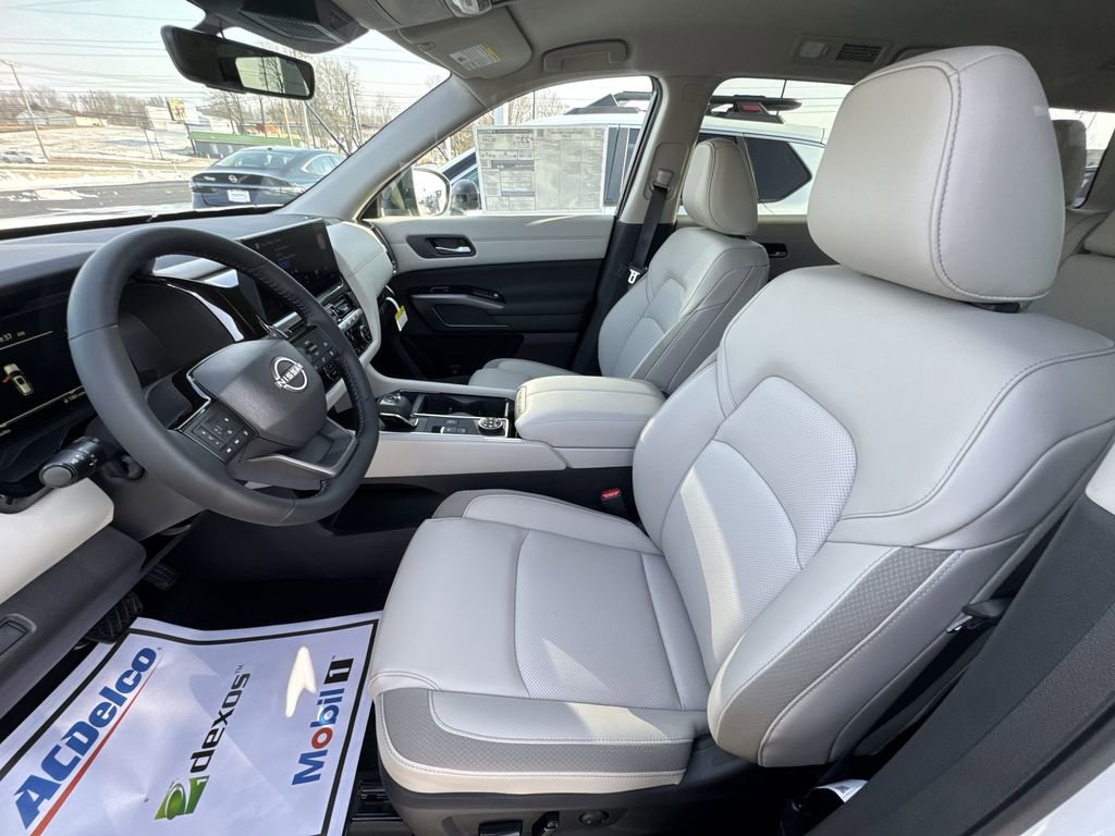 New 2026 Nissan Pathfinder SL image 3