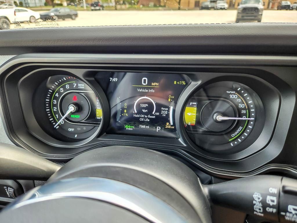 Used 2025 Jeep Wrangler Unlimited Sahara AWD/4WD image 12