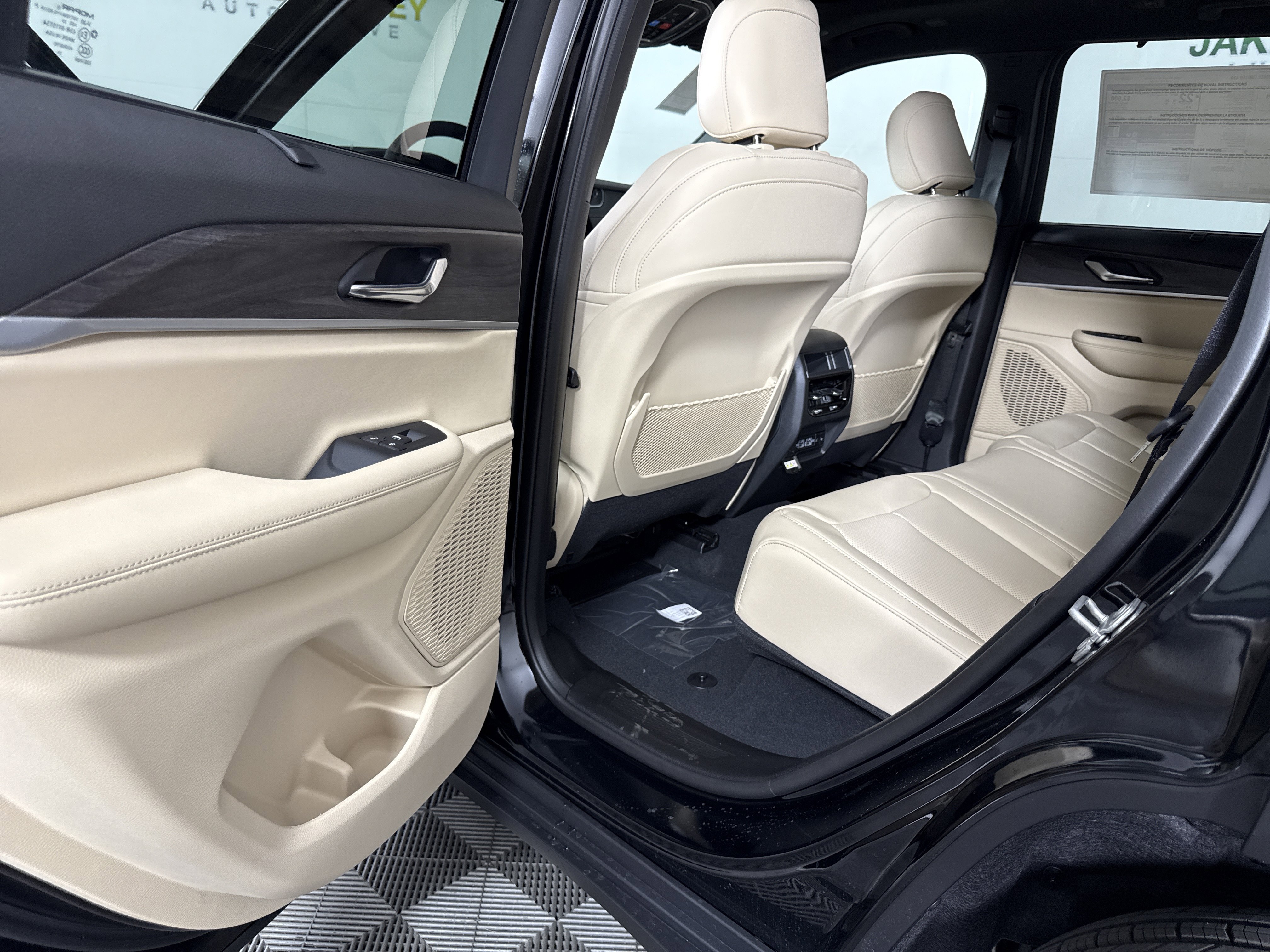 New 2025 Jeep Grand Cherokee Limited w/ Luxury Tech Group II image 17