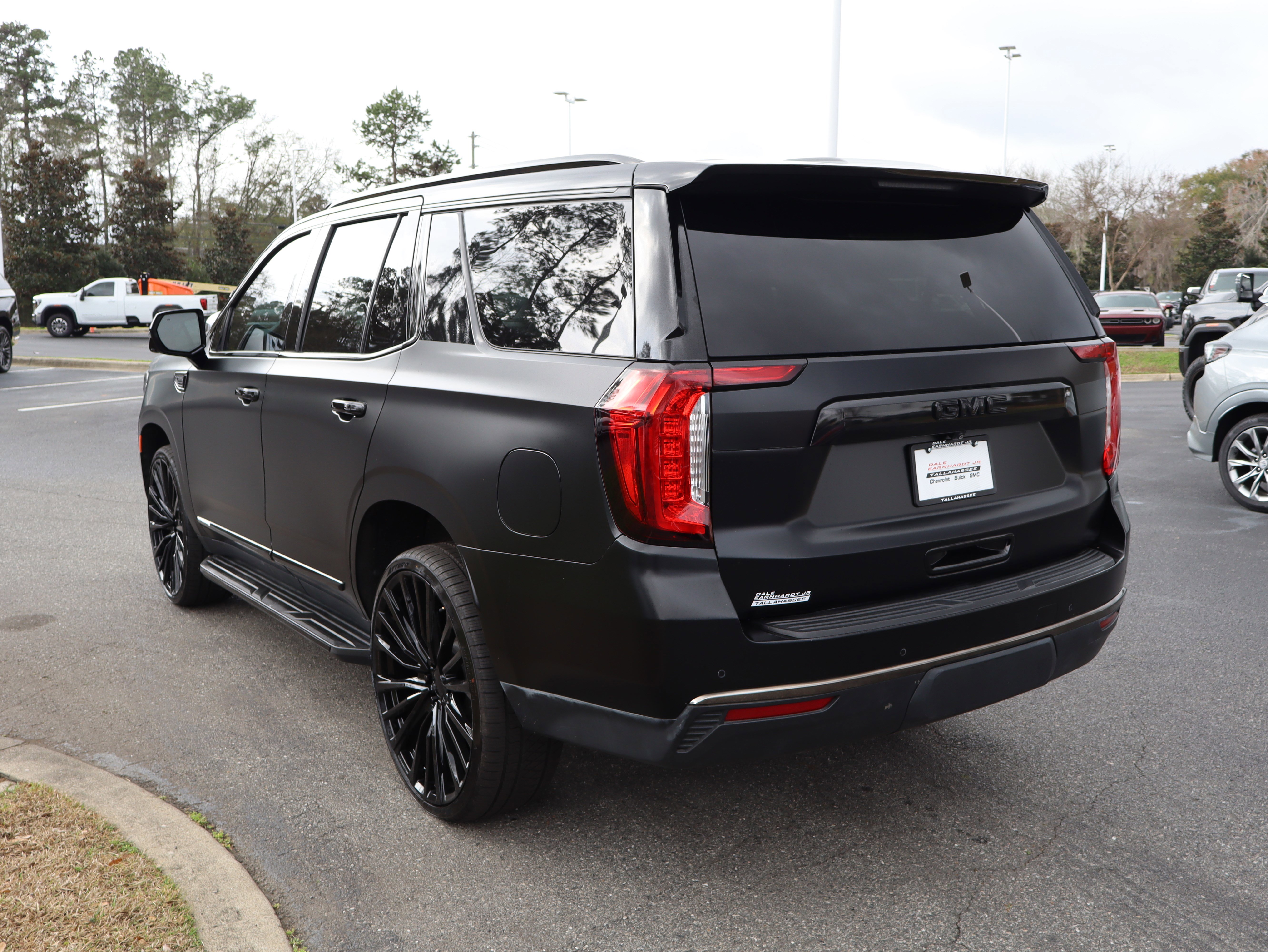 Used 2022 GMC Yukon SLT w/ SLT Premium Package image 7