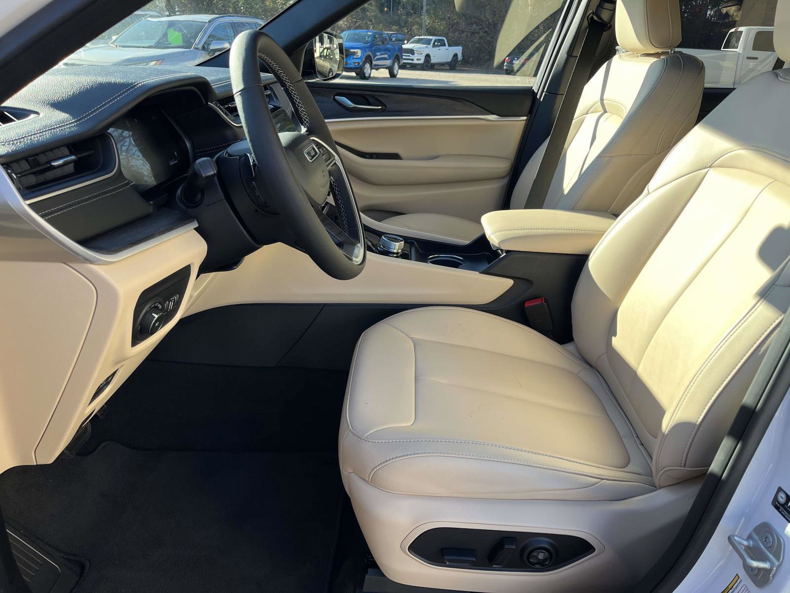 Used 2025 Jeep Grand Cherokee Limited image 8