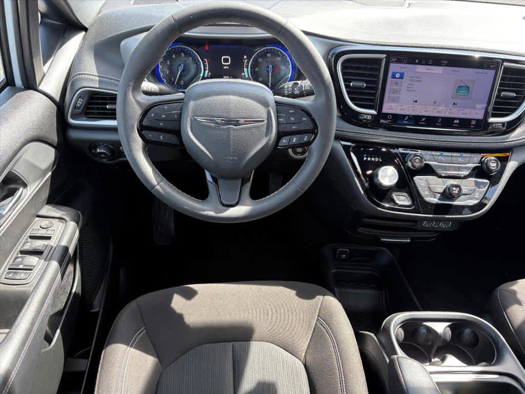 Used 2023 Chrysler Pacifica Touring FWD image 4