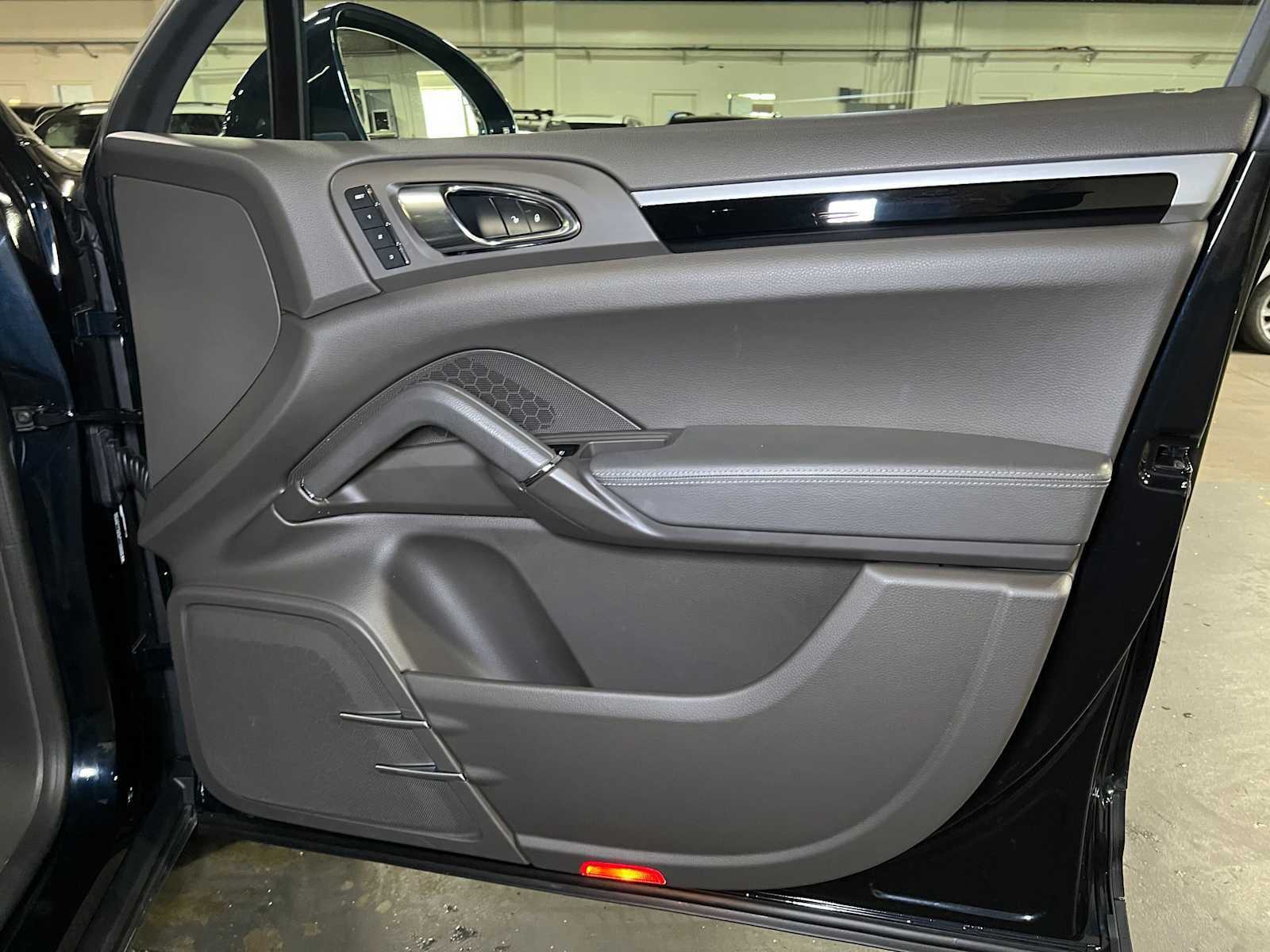 Used 2018 Porsche Cayenne AWD/4WD image 10