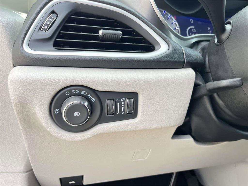 Used 2024 Chrysler Pacifica Touring-L image 12