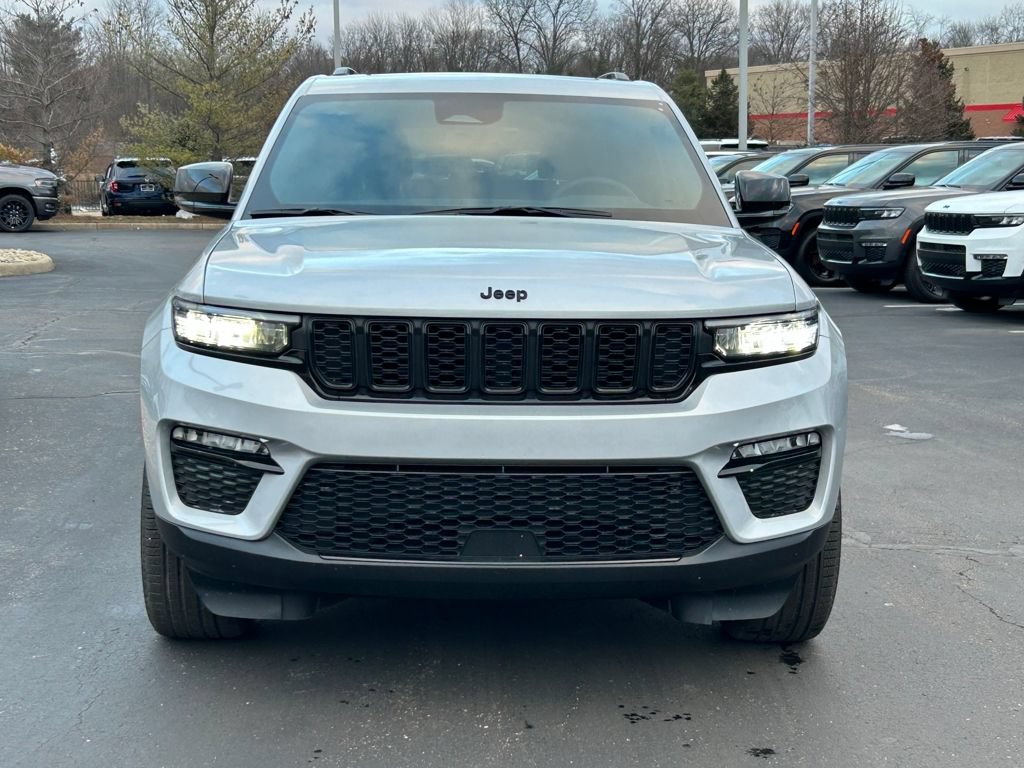 New 2025 Jeep Grand Cherokee Limited w/ Black Appearance Package AWD/4WD image 2