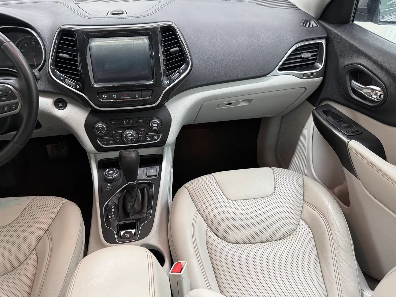 Used 2019 Jeep Cherokee Limited w/ Luxury Group AWD/4WD image 10