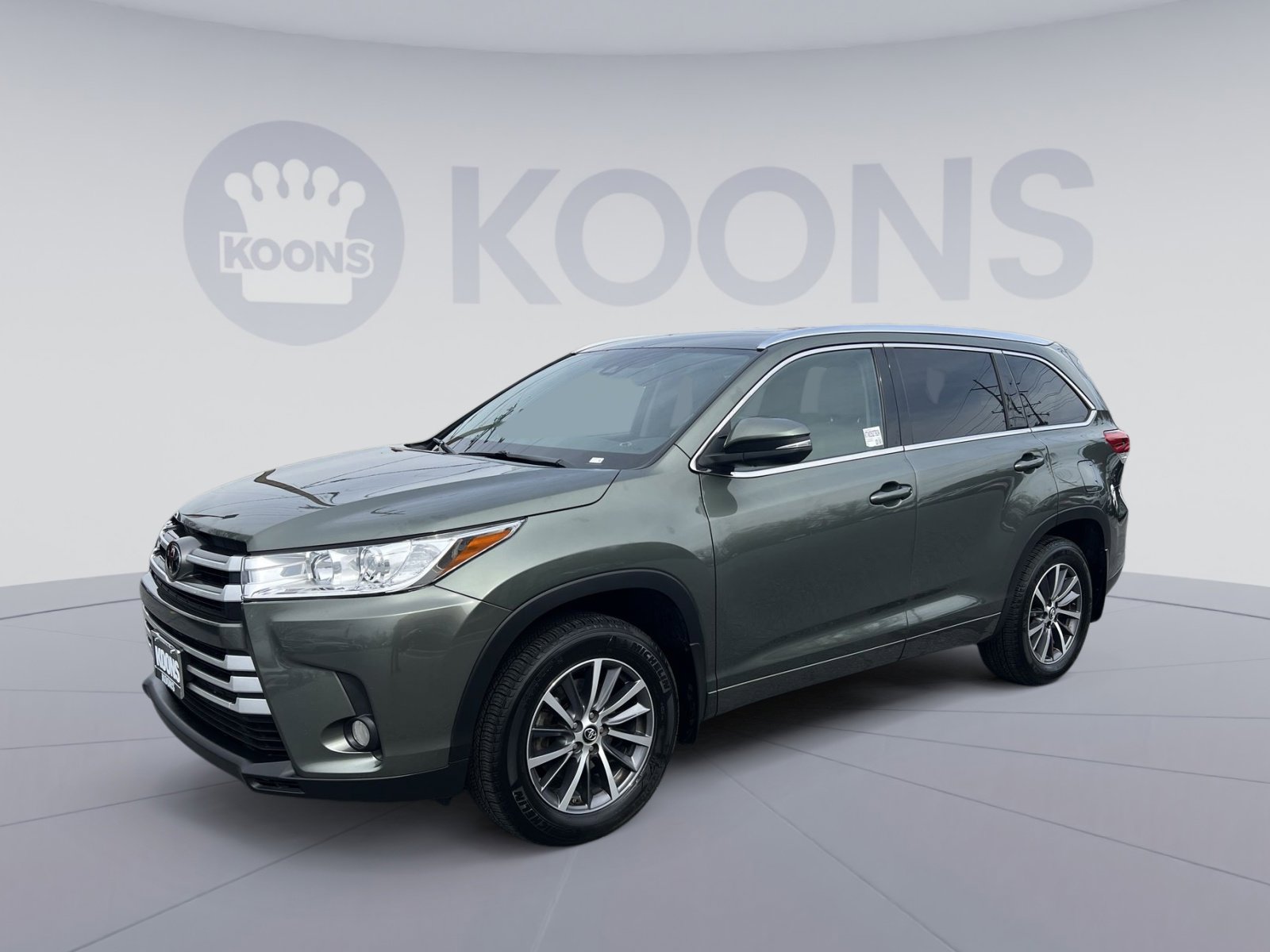 Used 2017 Toyota Highlander XLE image 1