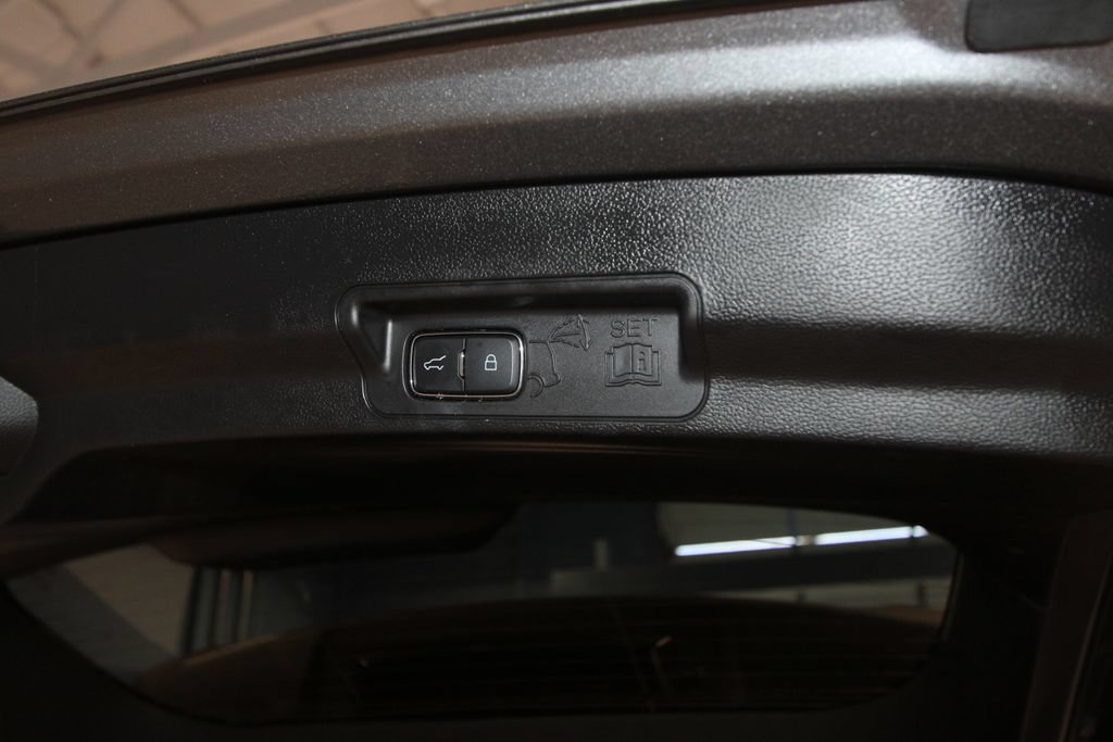 Used 2022 Ford Explorer XLT w/ Equipment Group 202A RWD image 38