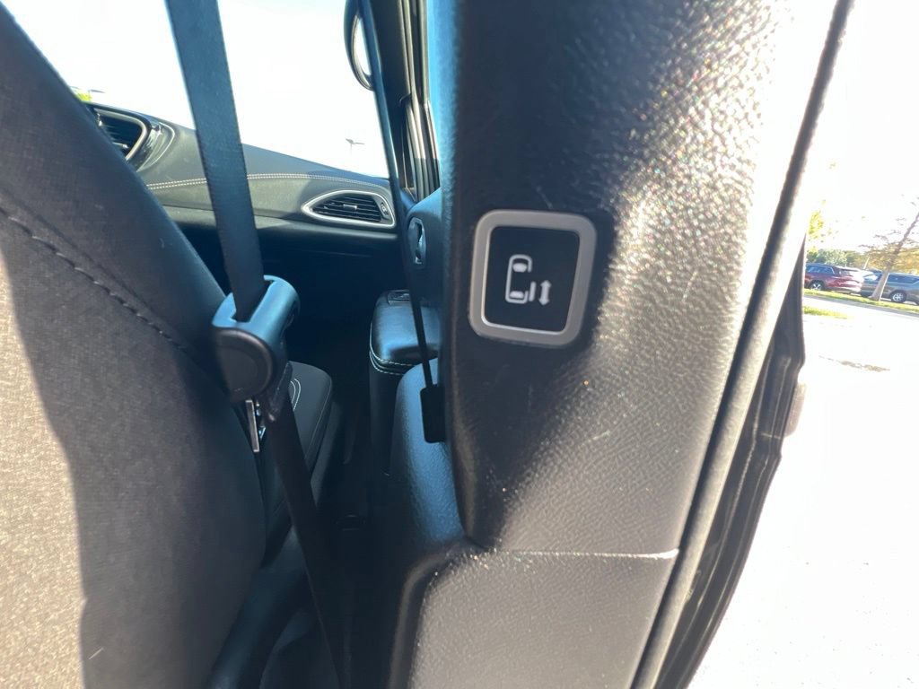 Used 2021 Chrysler Pacifica Touring w/ S Appearance Package FWD image 19