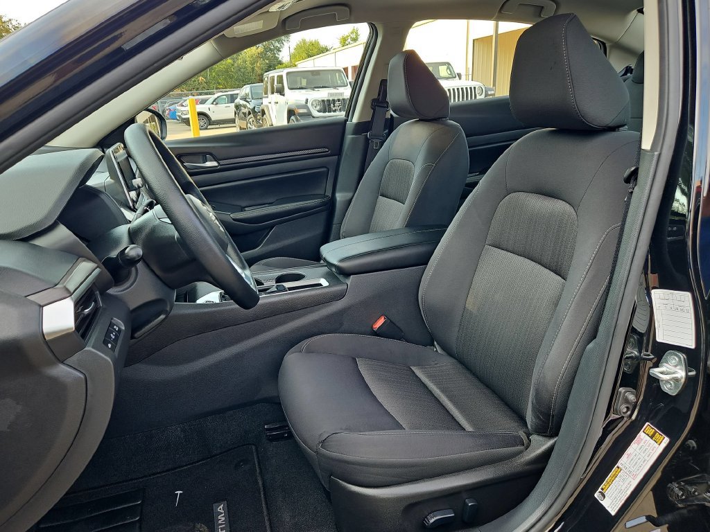 Used 2025 Nissan Altima 2.5 SV FWD image 25