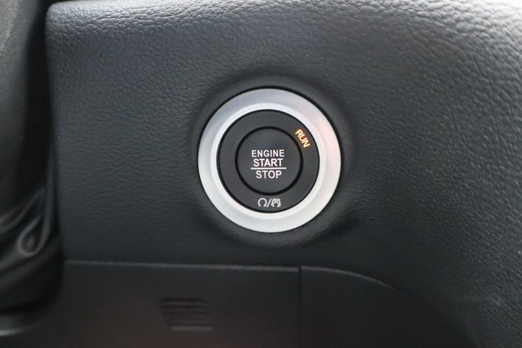 Used 2025 Chrysler Pacifica Select image 15