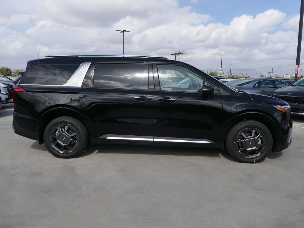 New 2026 Kia Carnival SX image 2