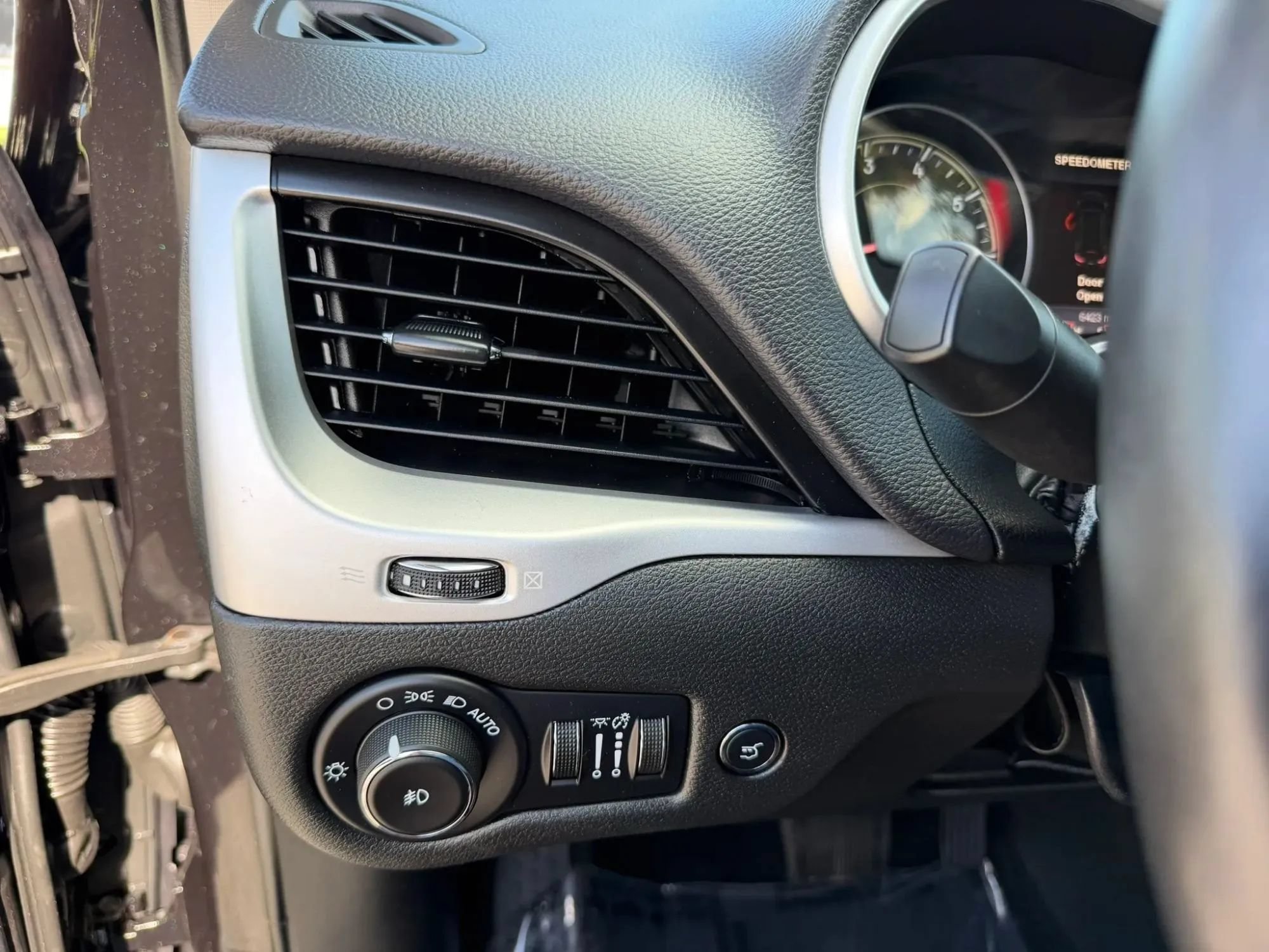 Used 2014 Jeep Cherokee Trailhawk w/ Technology Group AWD/4WD image 15
