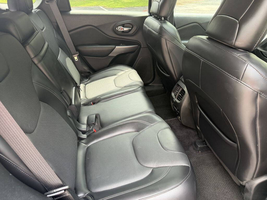 Used 2019 Jeep Cherokee Overland w/ Technology Group FWD image 19