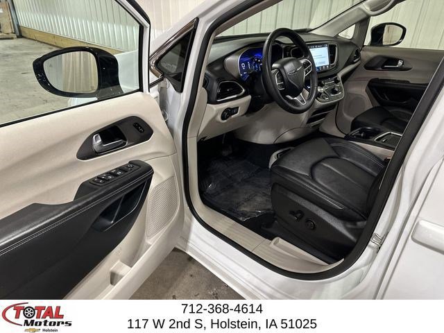 Used 2024 Chrysler Pacifica Touring-L image 8