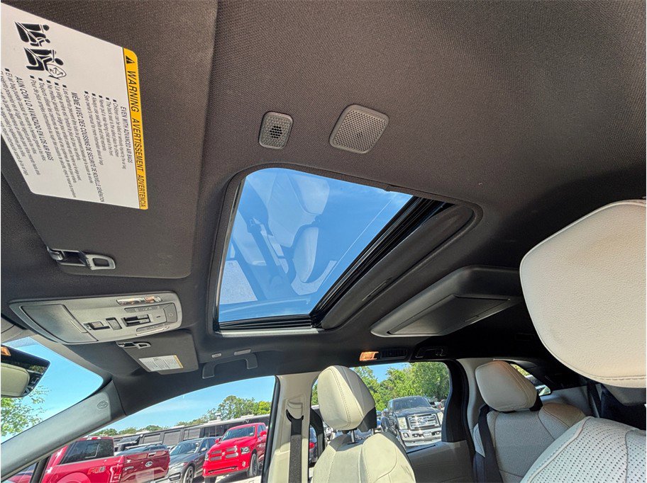 Used 2025 Toyota Sienna Platinum AWD/4WD image 41