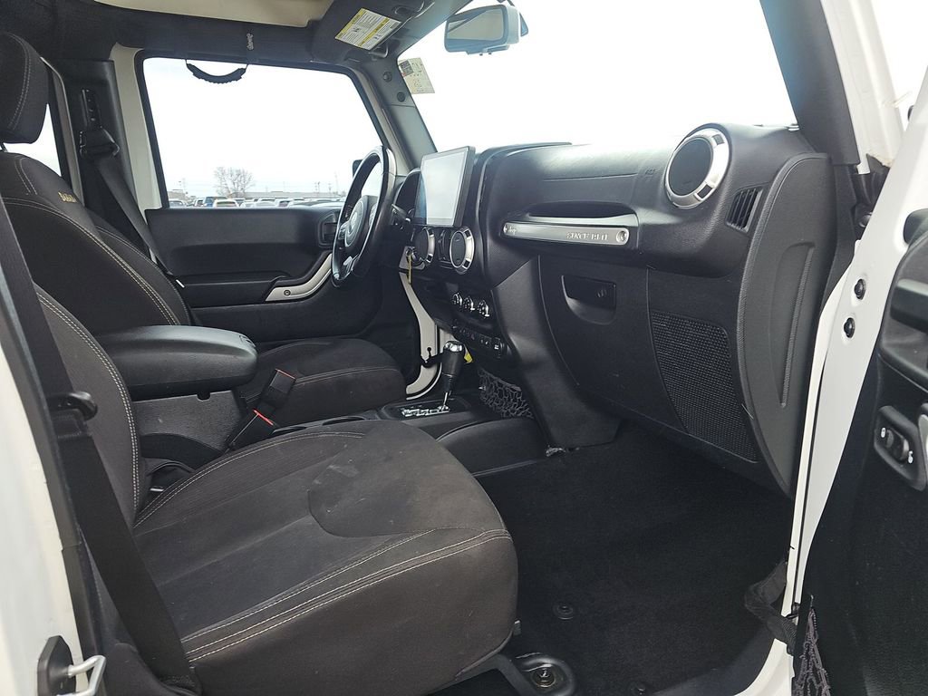 Used 2015 Jeep Wrangler Unlimited Sahara w/ Connectivity Group image 12