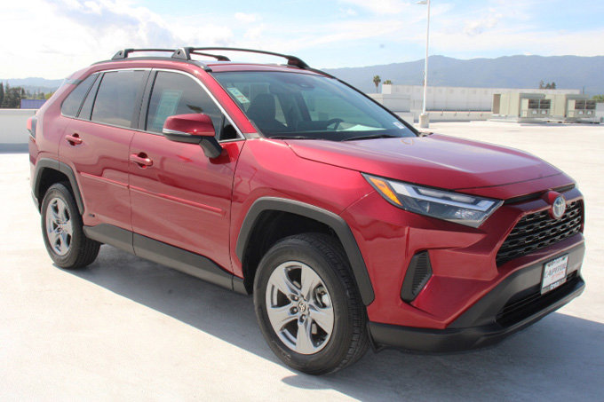 Used 2024 Toyota RAV4 XLE w/ Convenience Package image 2