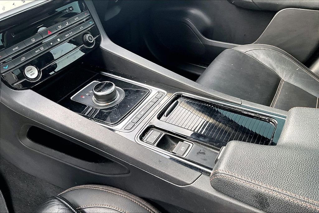 Used 2018 Jaguar F-PACE Prestige image 17