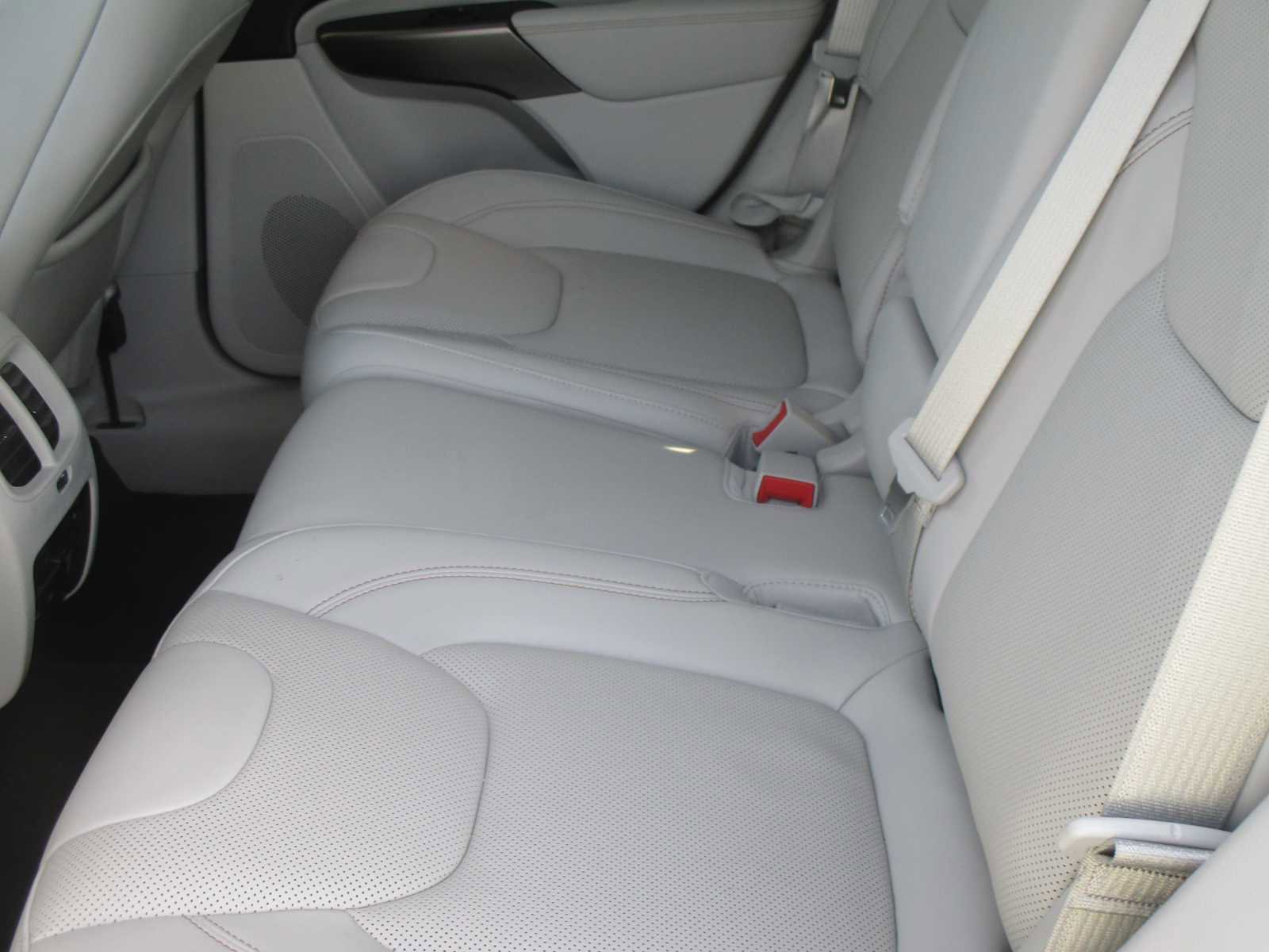 Used 2019 Jeep Cherokee Overland w/ Technology Group image 11