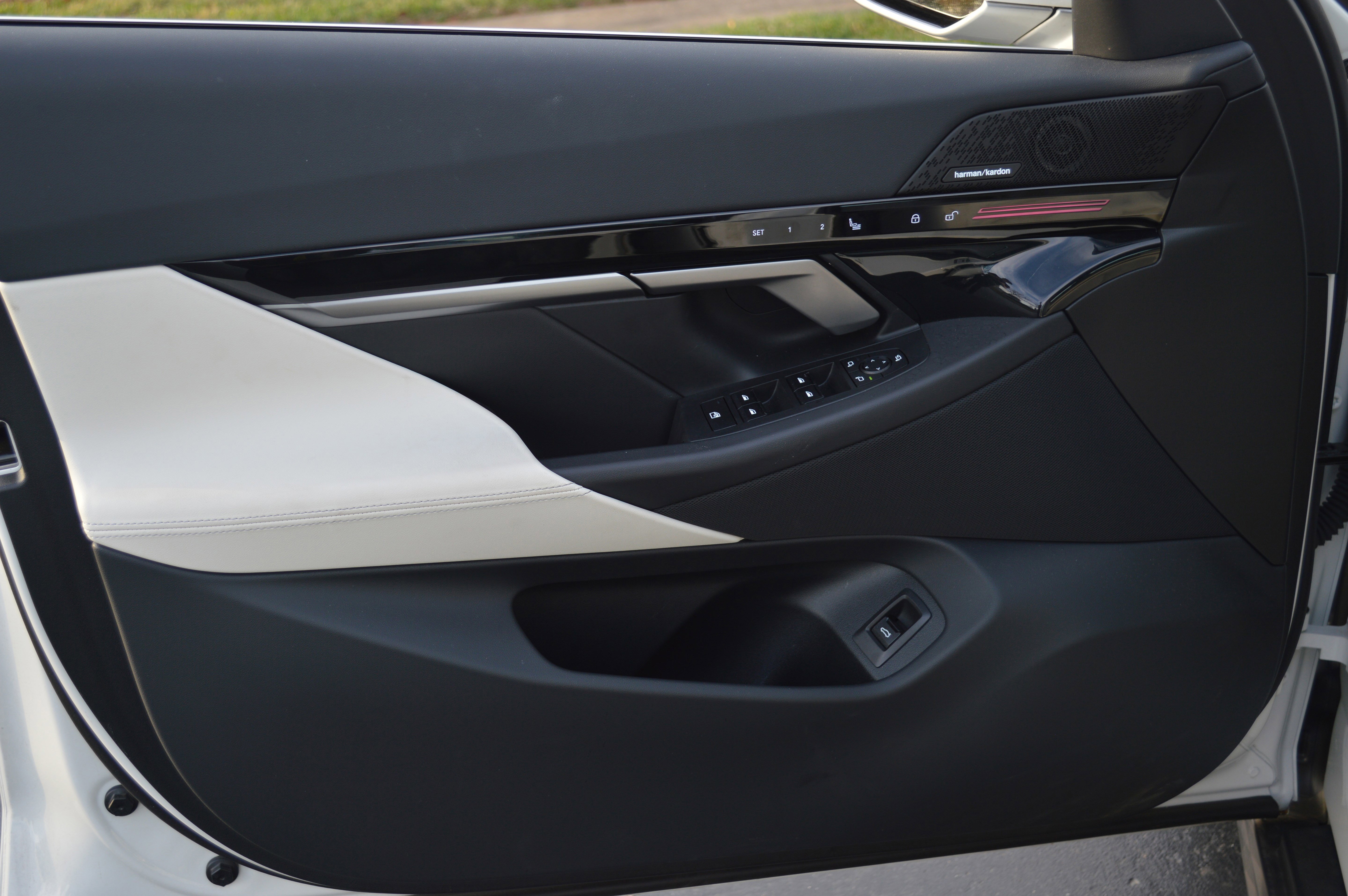 Used 2025 BMW 530i xDrive w/ Premium Package image 10