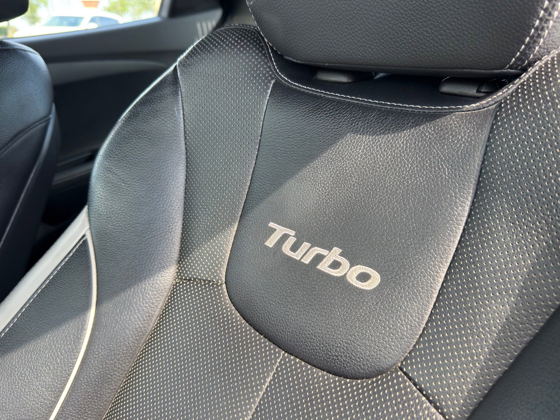 Used 2015 Hyundai Veloster Turbo w/ Option Group 04 FWD image 10