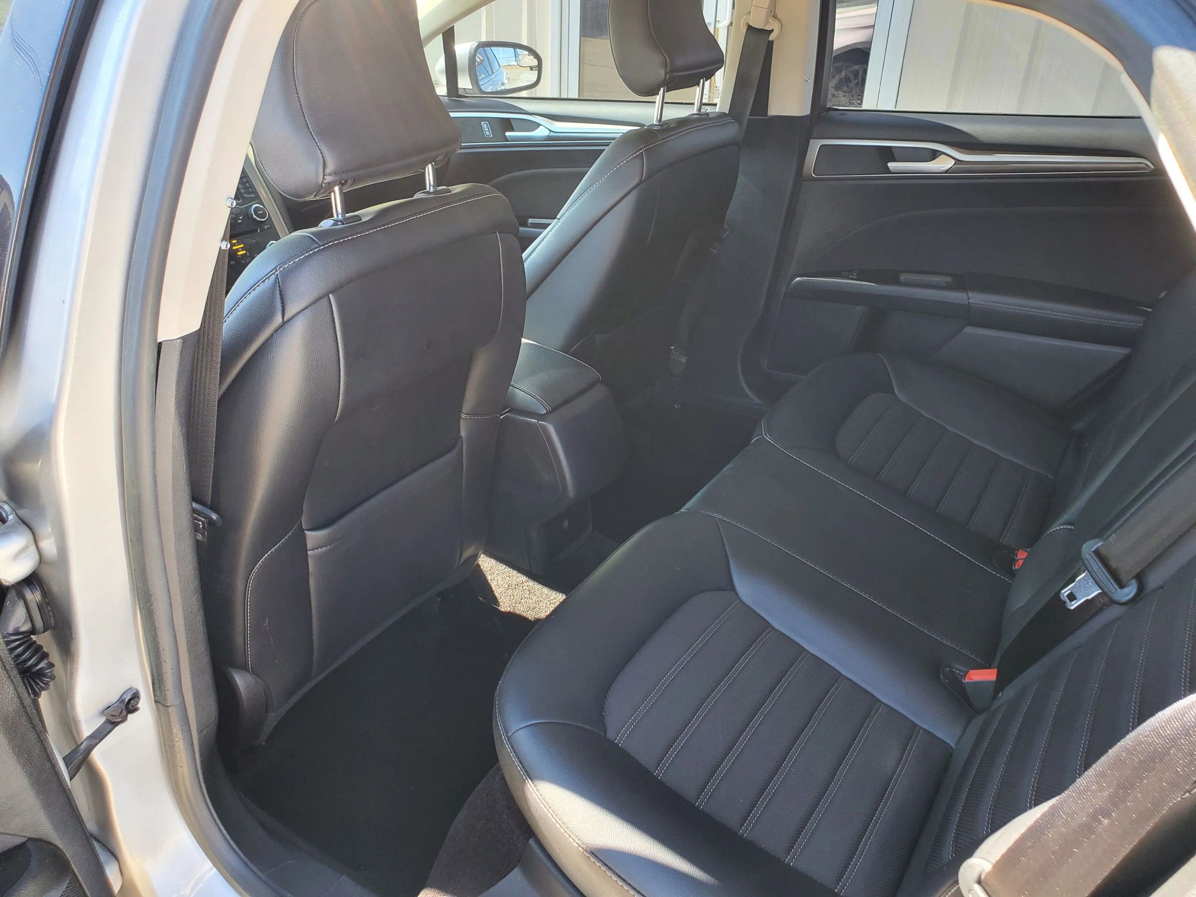 Used 2017 Ford Fusion SE w/ Equipment Group 201A image 28