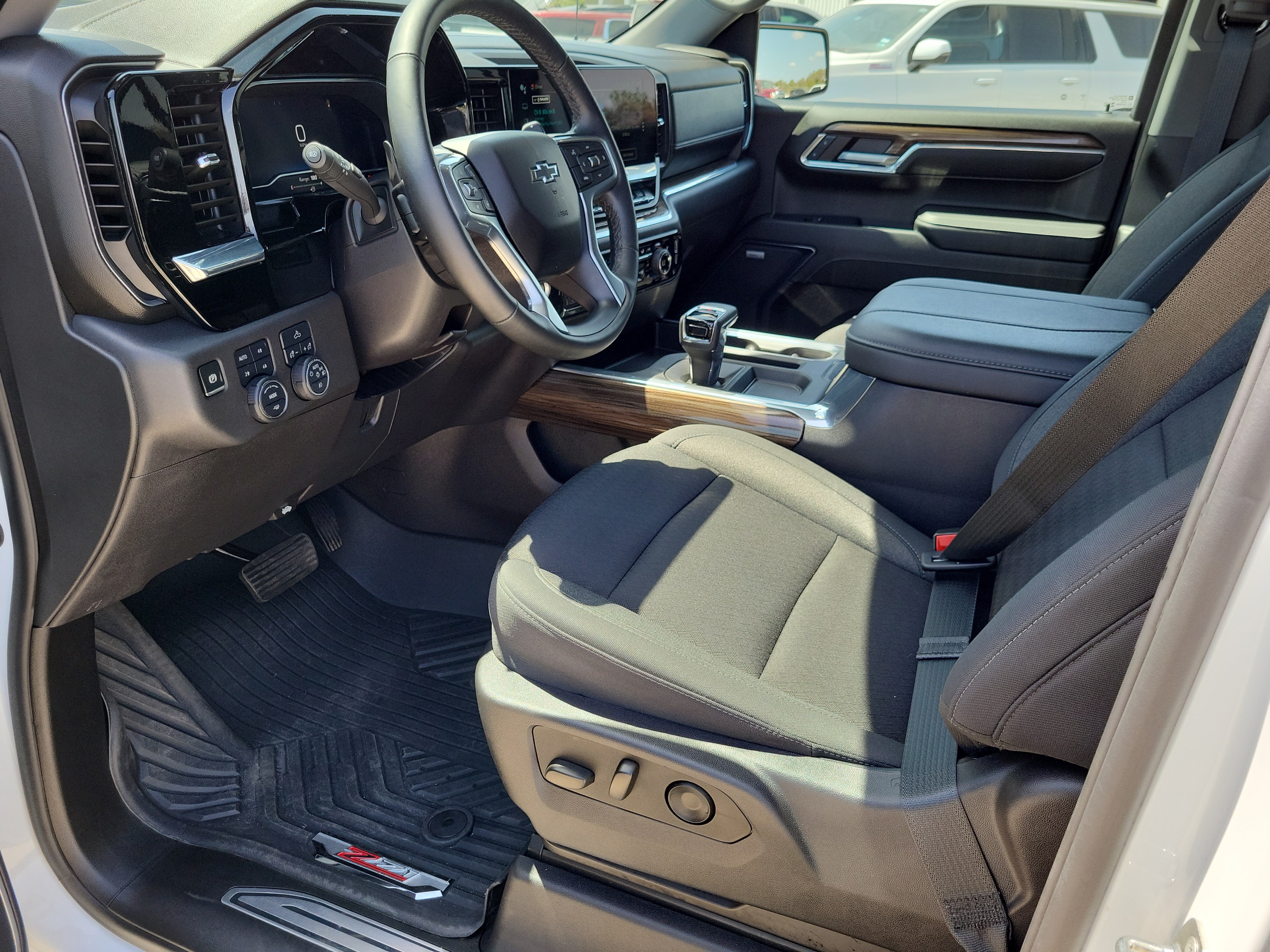Used 2024 Chevrolet Silverado 1500 LT Trail Boss w/ Convenience Package II AWD/4WD image 14