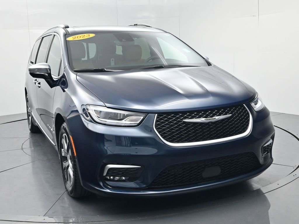 Used 2023 Chrysler Pacifica Pinnacle image 2