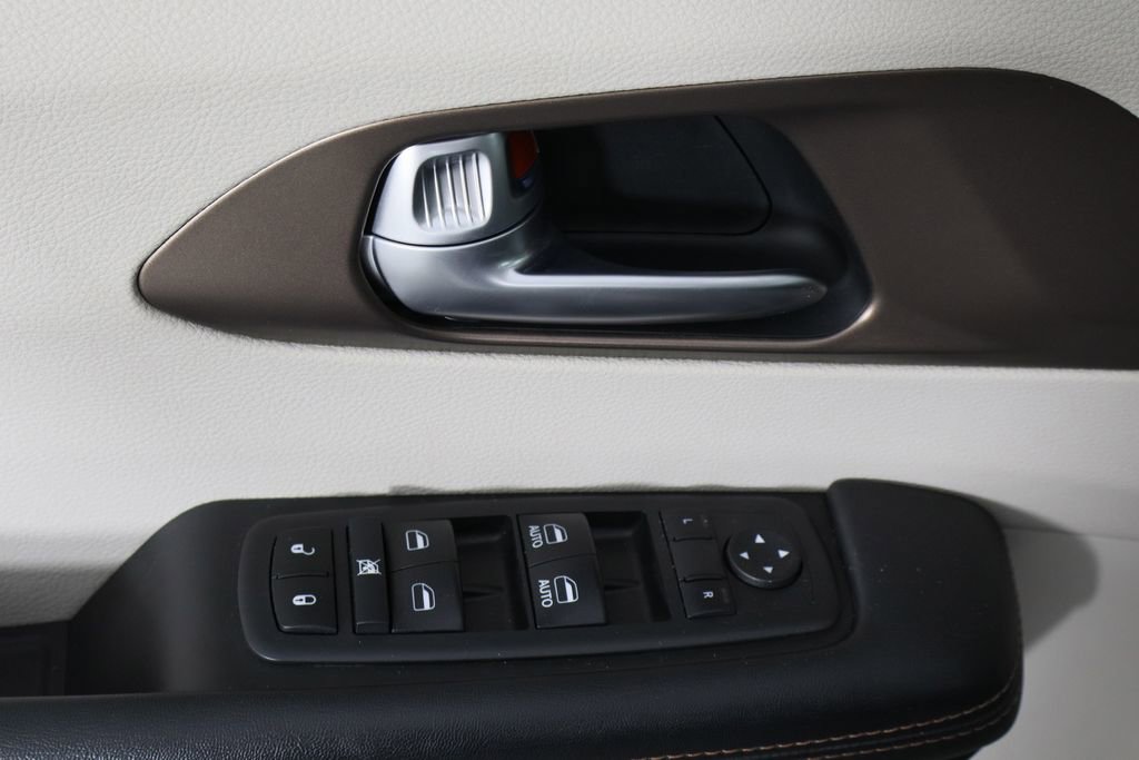 Used 2017 Chrysler Pacifica Touring-L w/ Tire & Wheel Group image 22